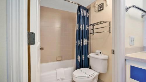 une salle de bain avec toilettes et douche dans l'établissement Direct Ocean Views at Daytona Beach Resort, à Daytona Beach