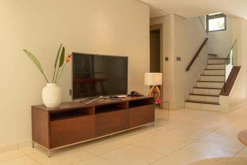 TV a/nebo společenská místnost v ubytování Exotic Golf view villa at Anahita