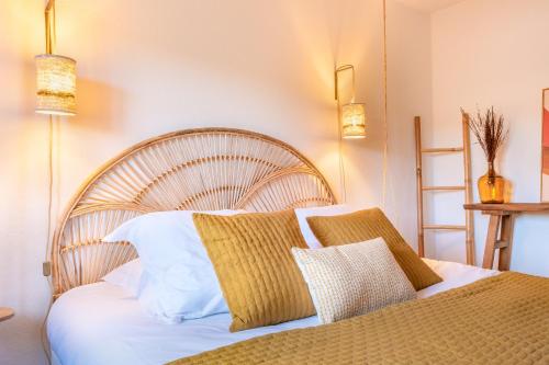 Un dormitorio con una cama con sábanas y almohadas blancas. en Suite Bali, en Suze-la-Rousse