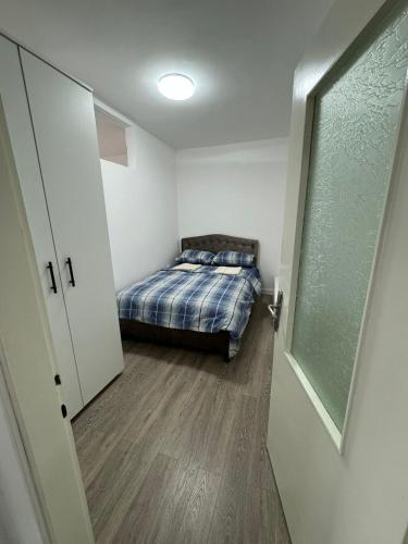 Voodi või voodid majutusasutuse Apartman Anastasija toas