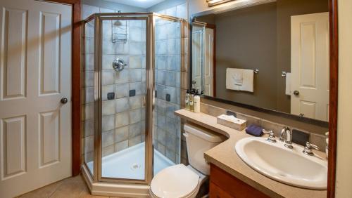 Salle de bains dans l'établissement Timberline Lodges by Fernie Lodging Co