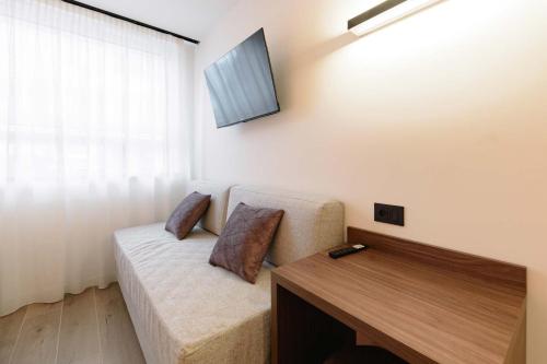 Televisyen dan/atau pusat hiburan di NAOMI Rooms