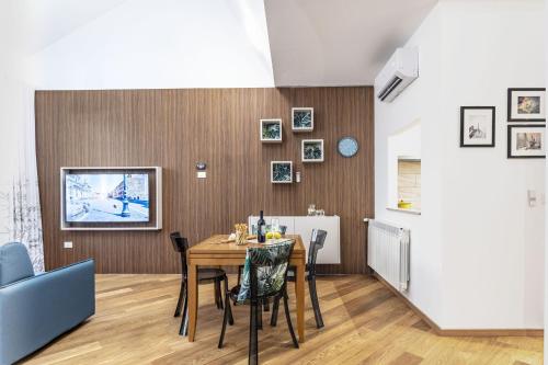 TV a/nebo společenská místnost v ubytování Italian Experience-Suite Trastevere