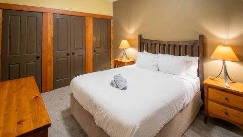 Un ou plusieurs lits dans un hébergement de l'établissement Timberline Lodges by Fernie Lodging Co