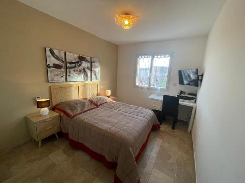 une chambre avec un lit et un bureau avec un ordinateur dans l'établissement La Carpe Diem, à Cervione