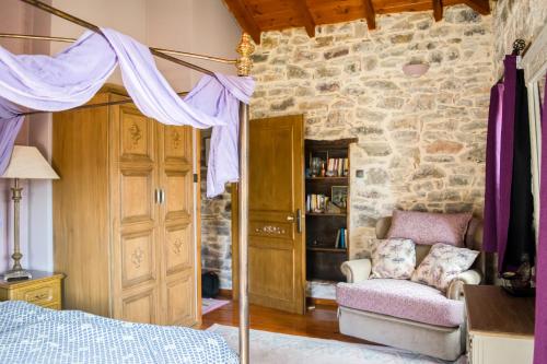 Postel nebo postele na pokoji v ubytování Kleitor Stone Villa-Peloponnese Getaway