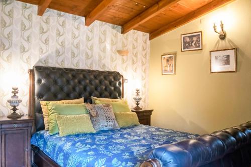Postel nebo postele na pokoji v ubytování Kleitor Stone Villa-Peloponnese Getaway