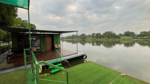 a small house on a dock on a body of water at KeanKan Resort in Ban Chuk Kum