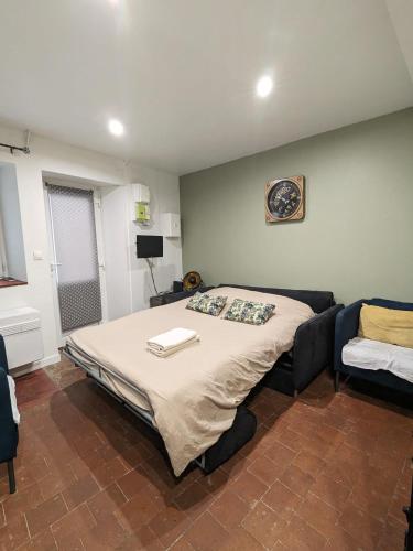 une chambre avec un lit et un canapé dans l'établissement Le Central, à Dijon