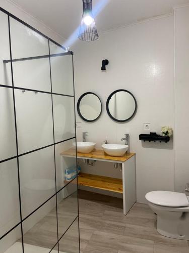 a bathroom with two sinks and two mirrors at Apartamento en Martiago in Martiago
