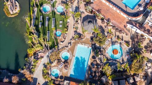 Bazén v ubytování Murrieta Hot Springs Resort nebo v jeho okolí