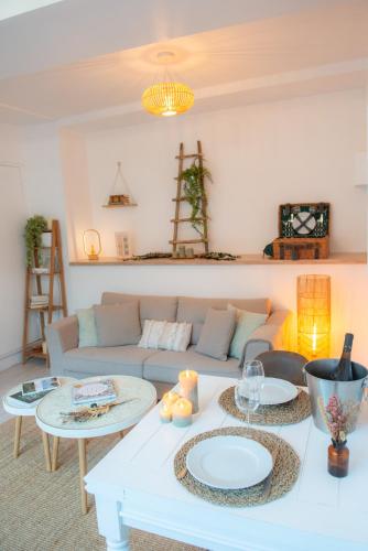 un salon avec un canapé et deux tables dans l'établissement Couvent des Cordelières SPA en supplément, à Vezins