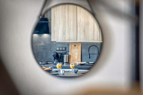 - une vue sur la cuisine à travers un hublot dans l'établissement #HN Le Beauvert 4 people, à Grenoble