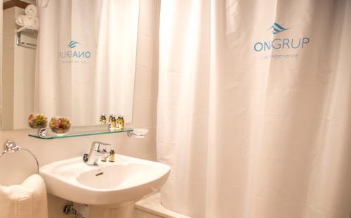 Ένα μπάνιο στο Apartamentos Ona Dorada el Tarter