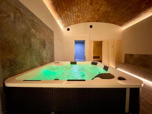 a jacuzzi tub in the middle of a room at Pietralunga Resort in Fidenza