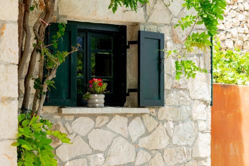 Orama Stone Apartments - Authentic hospitality in a Historical Location, by Zantewize