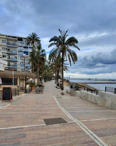 Sea View 2BR Beachfront & Cozy Balcony Marbella