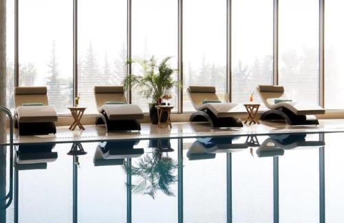 メルスィンにあるDivan Mersinのテーブルと椅子、大きな窓が備わる広い客室です。