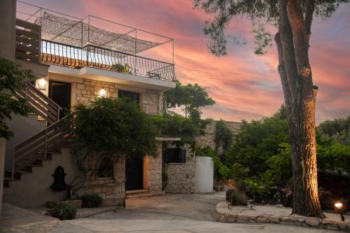 Orama Stone Apartments - Authentic hospitality in a Historical Location, by Zantewize