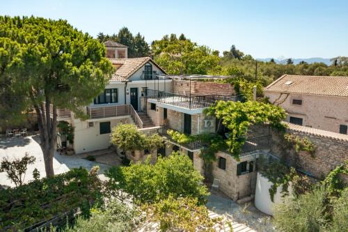 Orama Stone Apartments - Authentic hospitality in a Historical Location, by Zantewize
