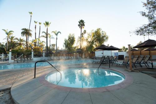 Bazén v ubytování Murrieta Hot Springs Resort nebo v jeho okolí