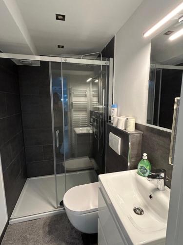 Ένα μπάνιο στο Gemütliches Apartment