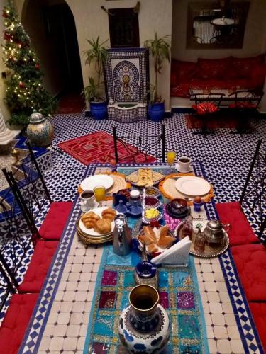 un tavolo con cibo in un soggiorno di Riad Lalla Merieme a Marrakech