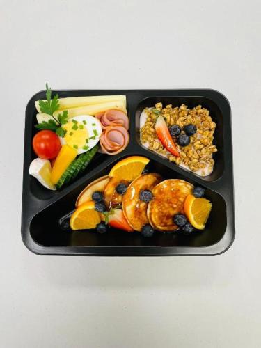 Una bandeja negra de comida con diferentes tipos de comida. en Apartament Zielono Mi by Apart Concept Podhale, en Kościelisko