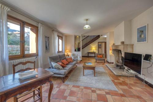 un salon avec un canapé et une télévision dans l'établissement #HP La maison des Lilas Large family house sleeps 12 garden, à Seyssins