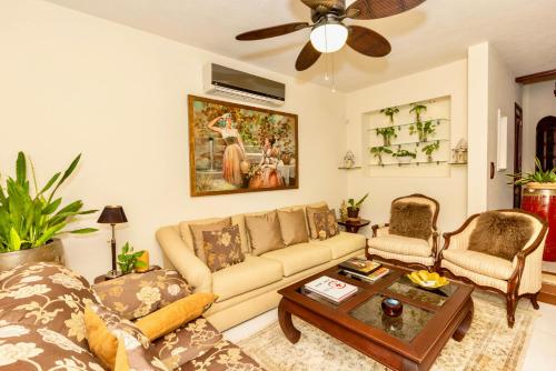 Area soggiorno di Magnifica Villa Palmeras luxurious 4 Br 6 Bds 4 Ba private pool lagoon front super fast Wifi