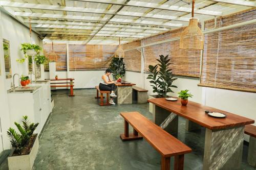 Ruang duduk di Urban Girl Hostel