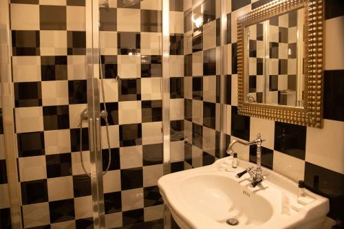 Hotel Suisseにあるバスルーム