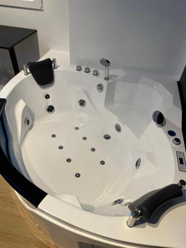 Platinum Jacuzzi Tsakalof 17 by Zeussuites