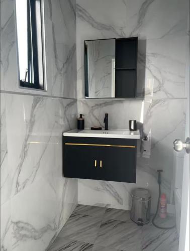 a bathroom with a sink and a mirror at Villa Nature Tropicale Lac au Centre Ville de Koh Samui Chaweng in Koh Samui