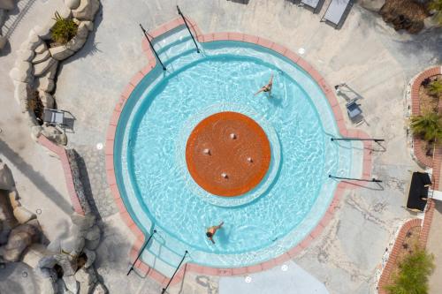 Bazén v ubytování Murrieta Hot Springs Resort nebo v jeho okolí