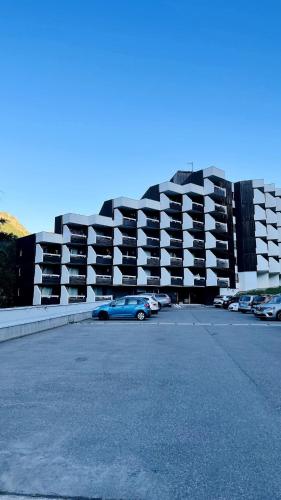 ヴァールにあるStudio Vars les Clauxの大きな建物前の駐車場