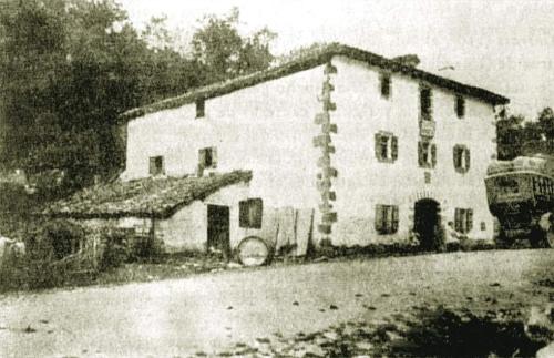 a black and white photo of a large house at Venta de Arrieta in Saragüeta