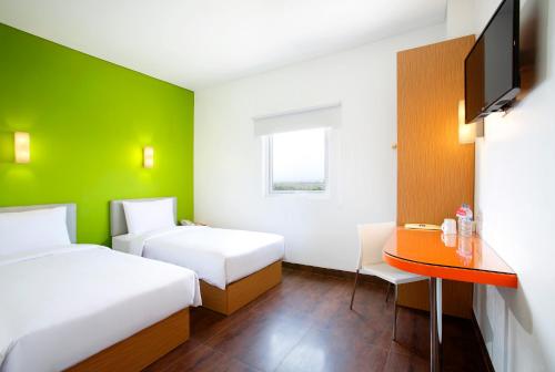 Postel nebo postele na pokoji v ubytování Amaris Hotel Ponorogo