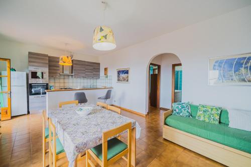 Dapur atau dapur kecil di Appartamenti Casa Sant'Andrea - Goelba