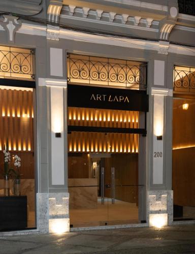 une entrée à une bibliothèque d'art avec une pancarte sur celle-ci dans l'établissement Art Lapa Hotel, à Rio de Janeiro