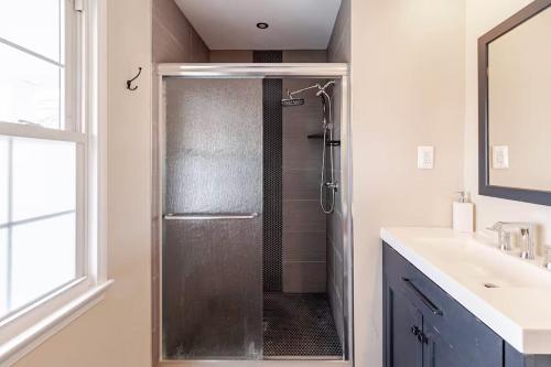 Ένα μπάνιο στο 6 Bed room Home Nat'l Hrbr DC