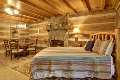 タウンゼンドにある3 Mi to Natl Park Townsend Apt on Little River!のベッドルーム(ベッド1台、テーブル、暖炉付)