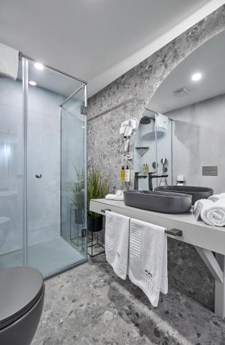 Ванная комната в AVO Hotel