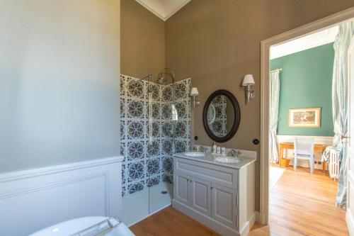 une salle de bain avec un lavabo et un miroir dans l'établissement Villa Madeleine en 1ere ligne pour 13 personnes, à Lège-Cap-Ferret