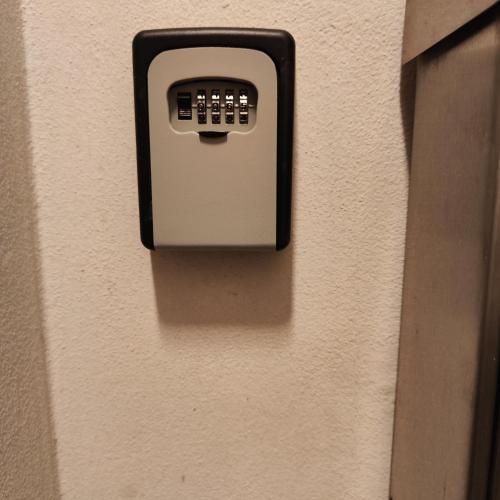 a button on the side of a wall at Kero - Ferienwohnung in Rauenberg