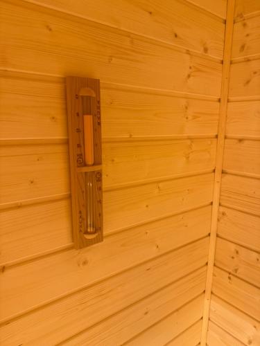 a wooden room with a small window in a wooden wall at Sielskie Chatki - domki Twardorzeczka Lipowa in Plebańska