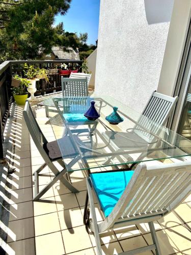 Photo de la galerie de l'établissement Duplex ensoleillé avec terrasse, à 300m de la plage, à La Baule
