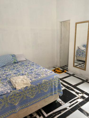 un dormitorio con una cama y un espejo en Casa em vila familiar, en Natal