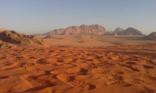 ワディ・ラムにあるWadi rum nightsの岩砂砂漠