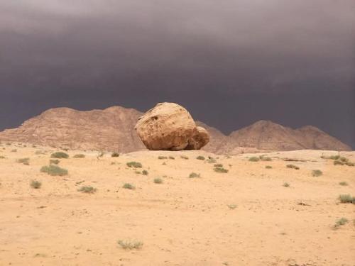 ワディ・ラムにあるWadi rum nightsの砂漠の中の大岩
